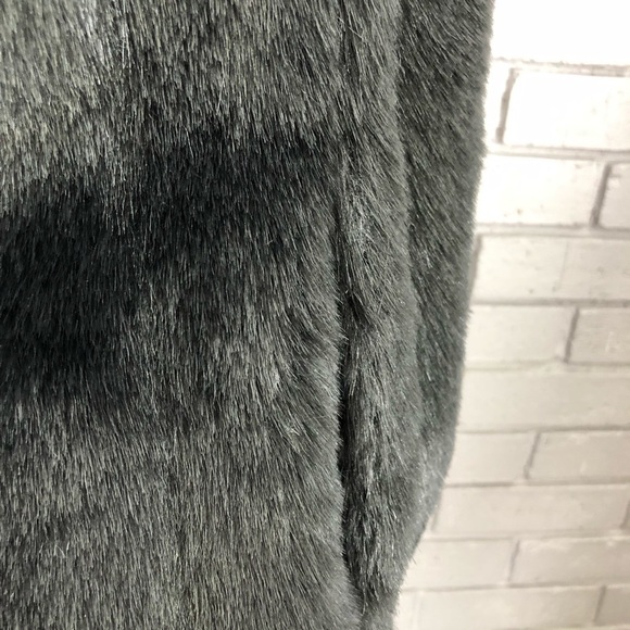 Banana Republic Women’s Faux Fur Vest - Picture 5 of 9